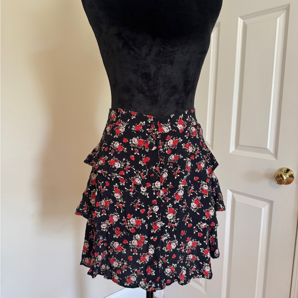 Zara Black Floral Tiered button front of Mini Skirt - size XS